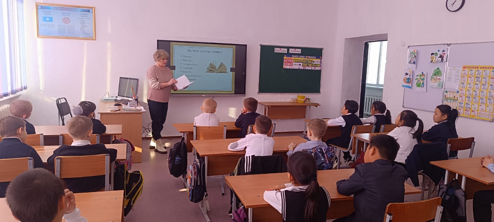 Білім кітап сөрелерінде